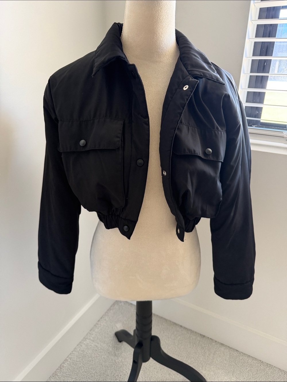 Cropped Black Women’s light Insulated Jacket